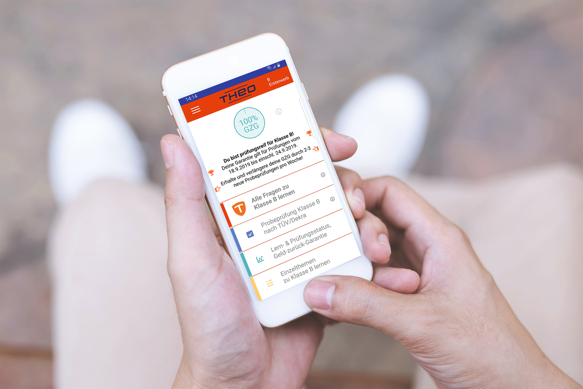 Smartphone mit der Theorie-Lern-App Theo
