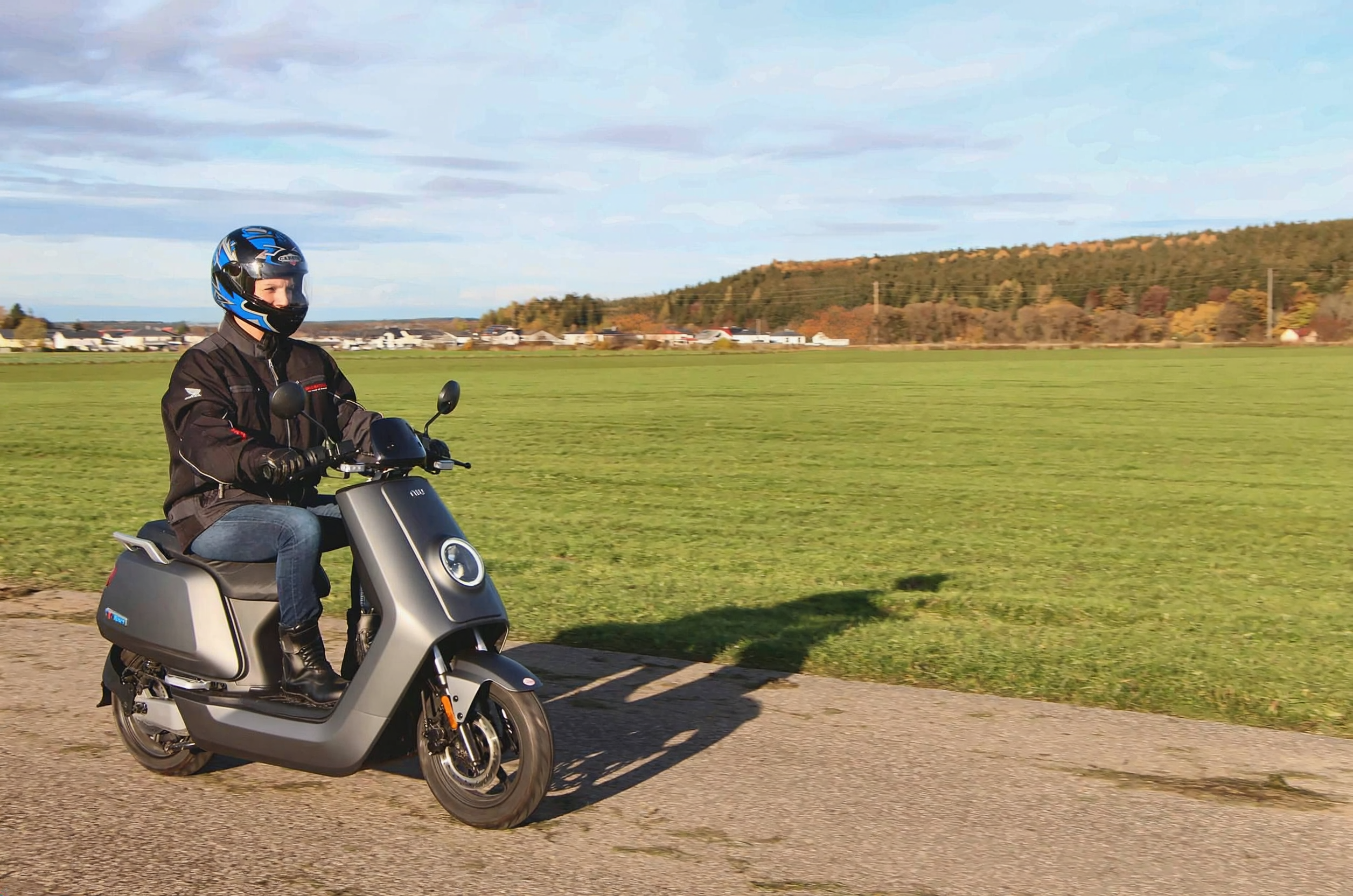 Fahrschülerin auf einem Roller auf einer Landstraße